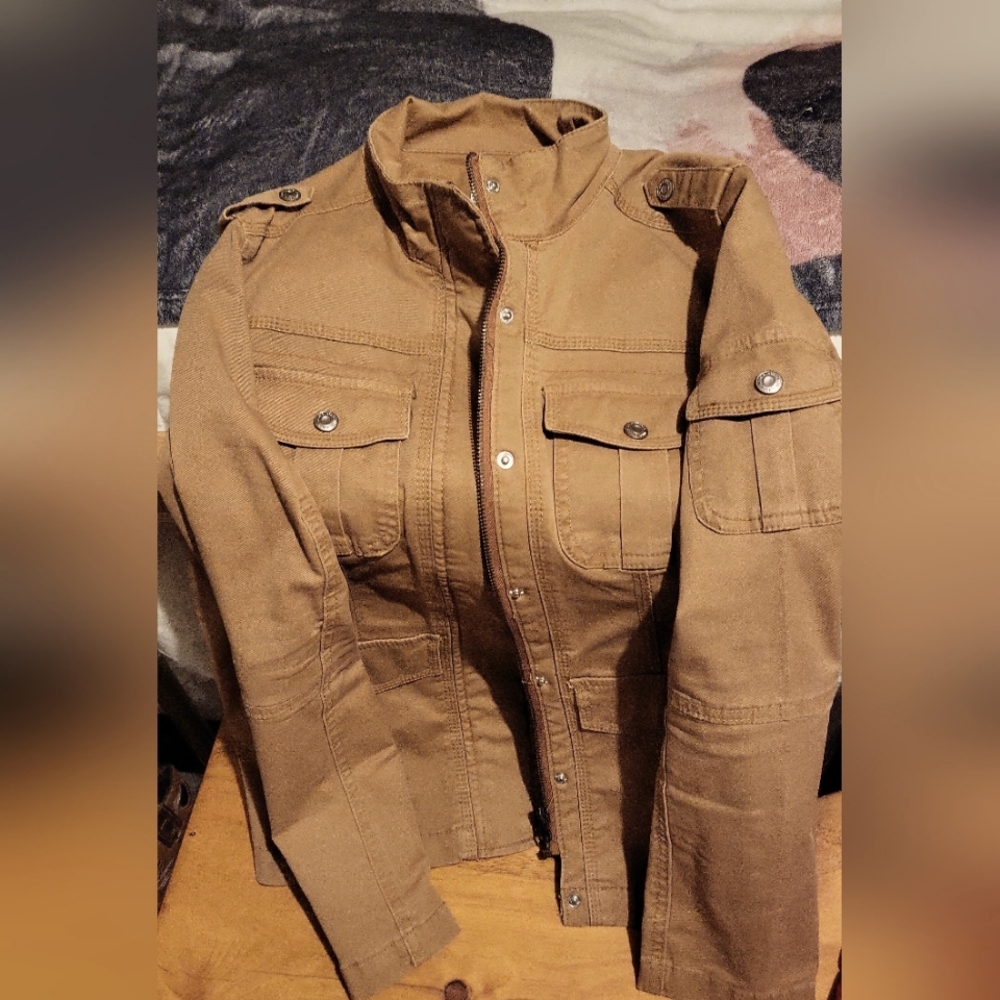 Light jacket women's size M but it's more like a small.